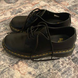 DR MARTENS OXFORD SHOE US 7 M (fits size 8 - 9 US womens)